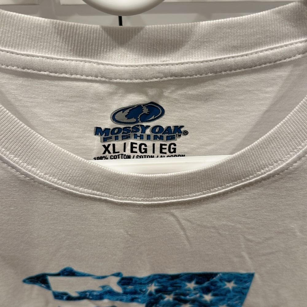 NWT Mossy Oak Men's White Tee with Blue Graphic - Picture 3 of 5